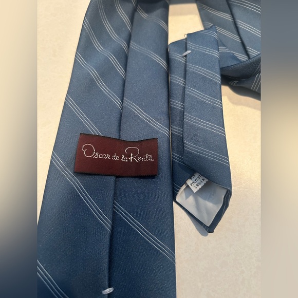 Oscar de la Renta Navy Striped Tie - Picture 2 of 2